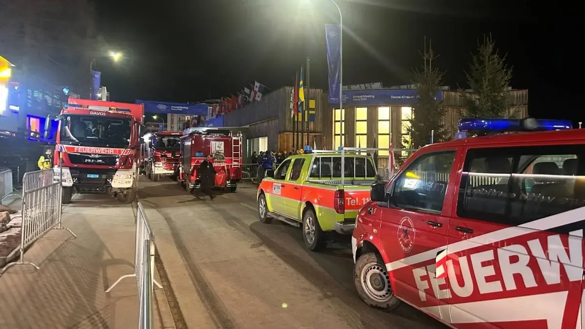 Equipos de emergencia en acción durante la evacuación en Davos.