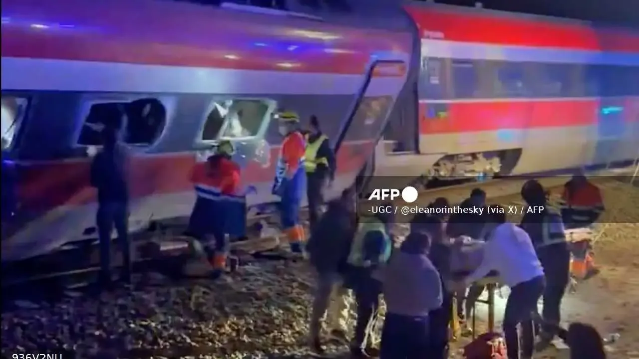 Equipos de rescate trabajan en el lugar del accidente ferroviario en Andalucía.