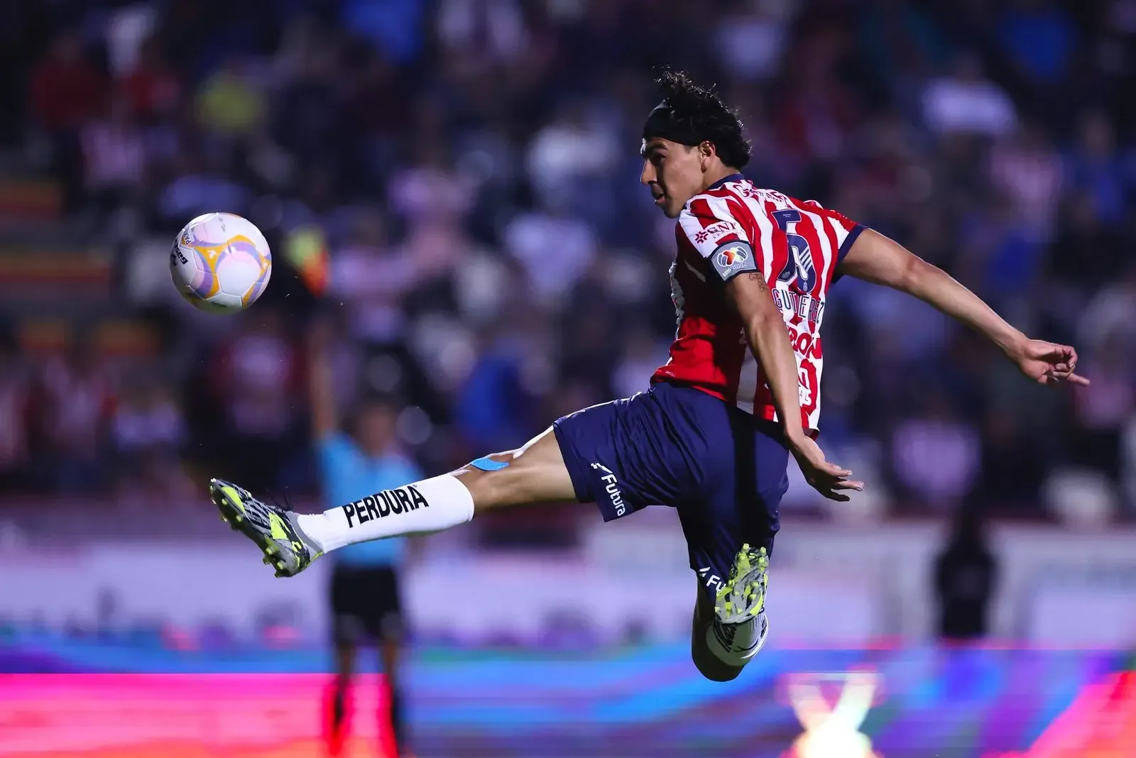 "Erick Gutiérrez en un entrenamiento con el equipo de Chivas."