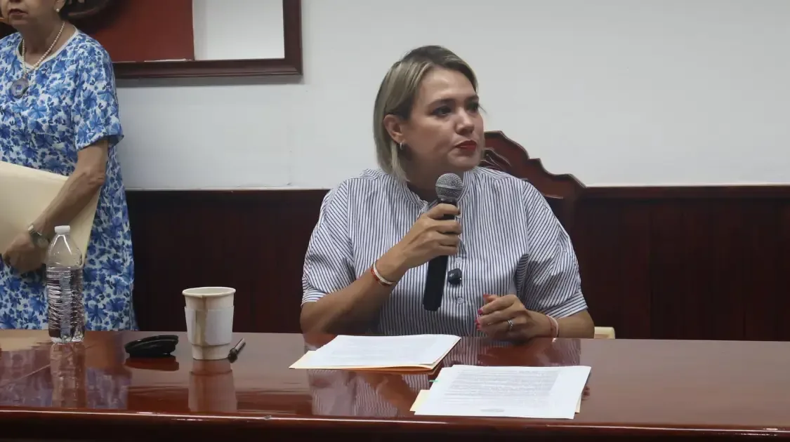 La regidora priista exige que no regresen a sus cargos tras la crisis de violencia en Sinaloa.