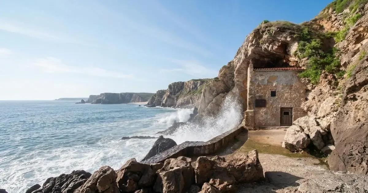 La Ermita de Santa Justa es un icono de la arquitectura de Cantabria y un lugar de peregrinación histórico.