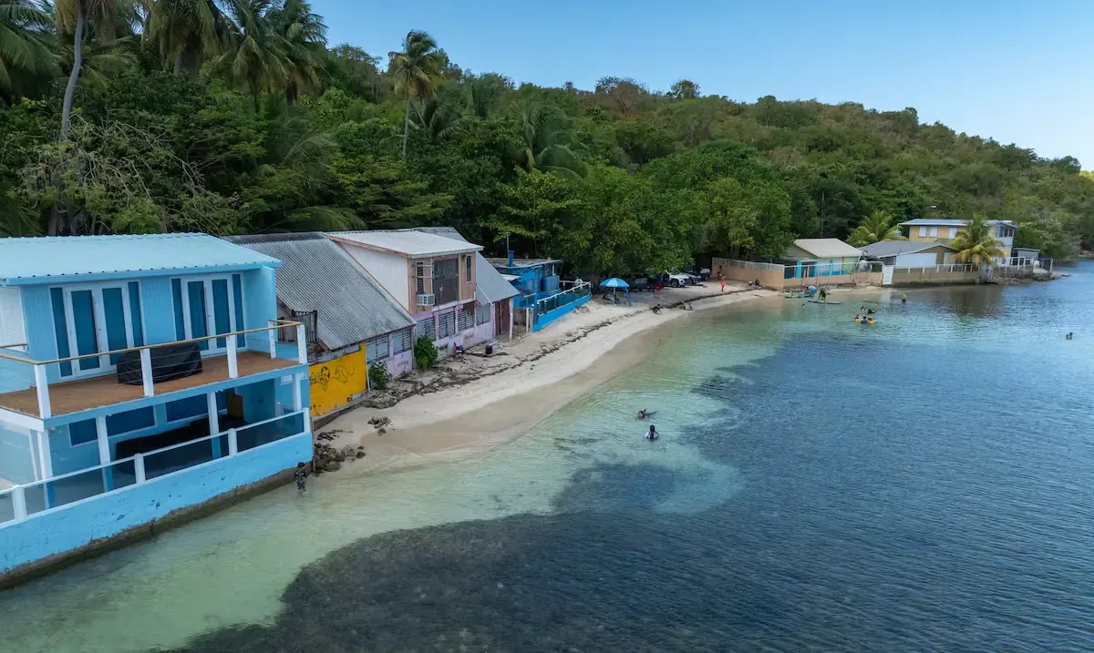 La erosión costera y la urbanización reducen recursos en Cabo Rojo, Puerto Rico.