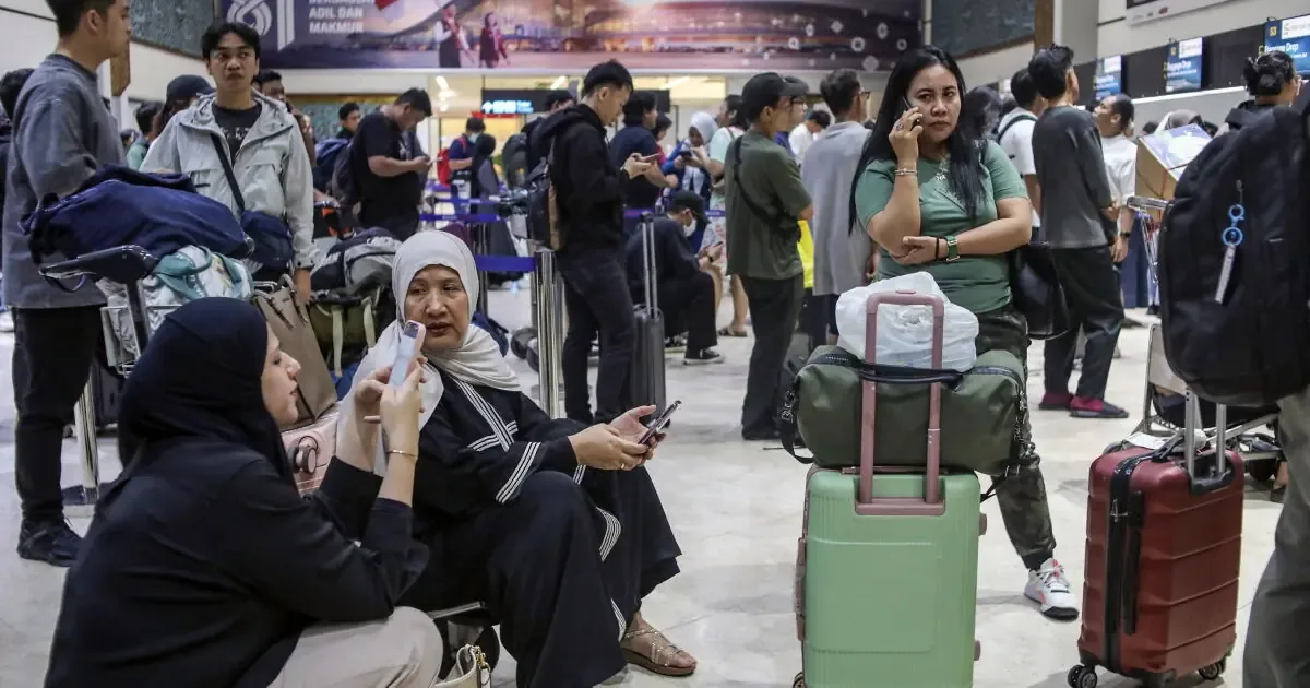 La erupción del volcán provoca el cierre de ocho aeropuertos y altera el transporte aéreo en Indonesia.