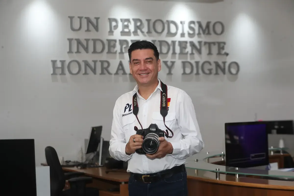 La trayectoria de Esbin García refleja su compromiso con la verdad y su visión social a través de la fotografía.
