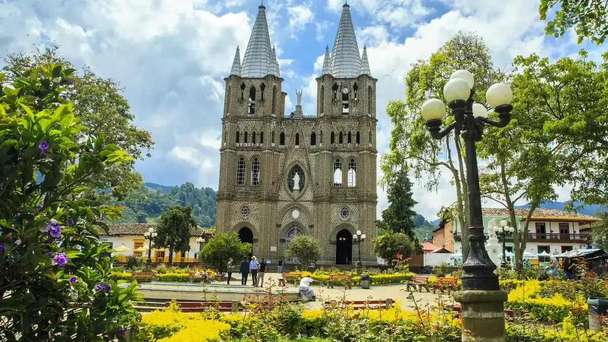 Conoce destinos cercanos a Medellín que ofrecen belleza natural y cultural para todos los gustos.