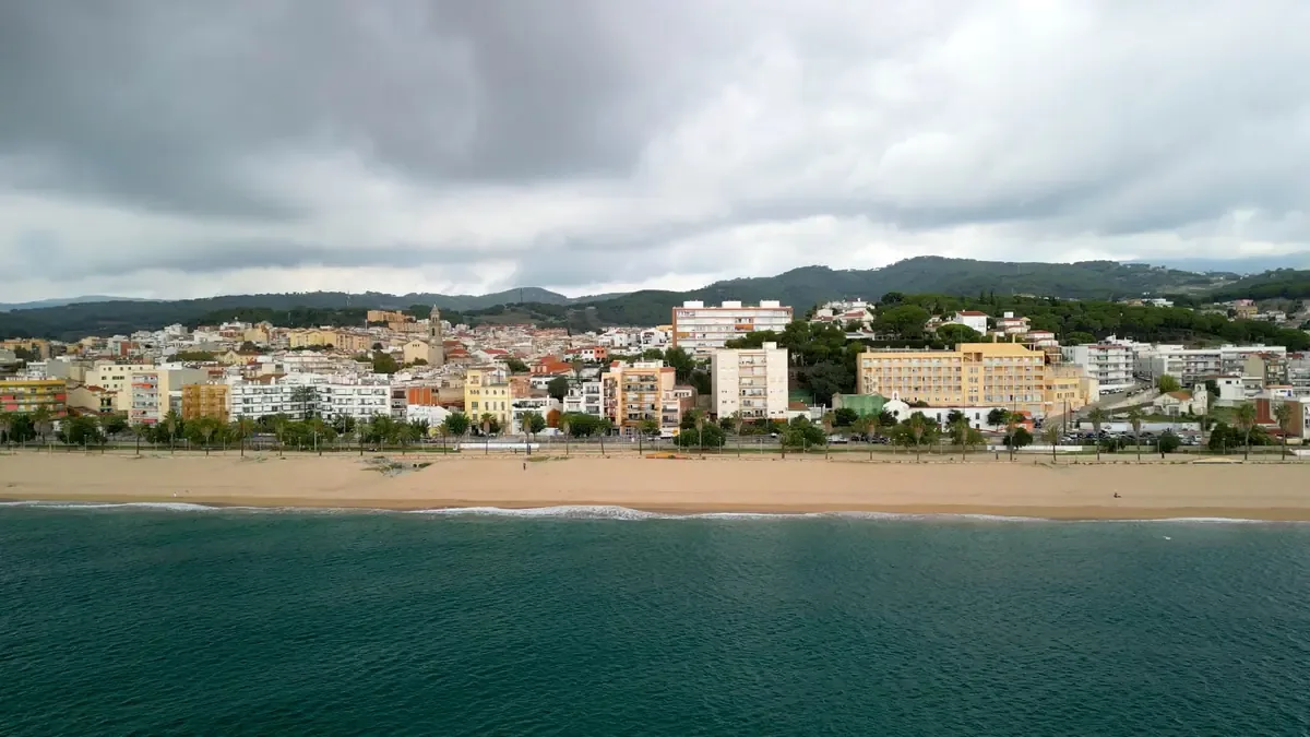 Descubre nueve pintorescos destinos marítimos en España que ofrecen encanto y autenticidad para tus próximas vacaciones.