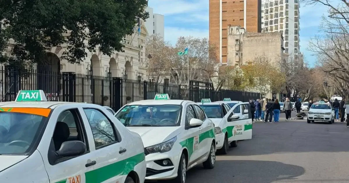 La crisis de Gas Natural Comprimido afecta a taxis y remises, generando movilizaciones y malestar en la ciudad argentina.