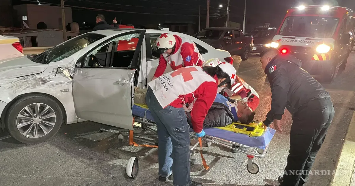 Escena del accidente vehicular en Saltillo con vehículos involucrados.