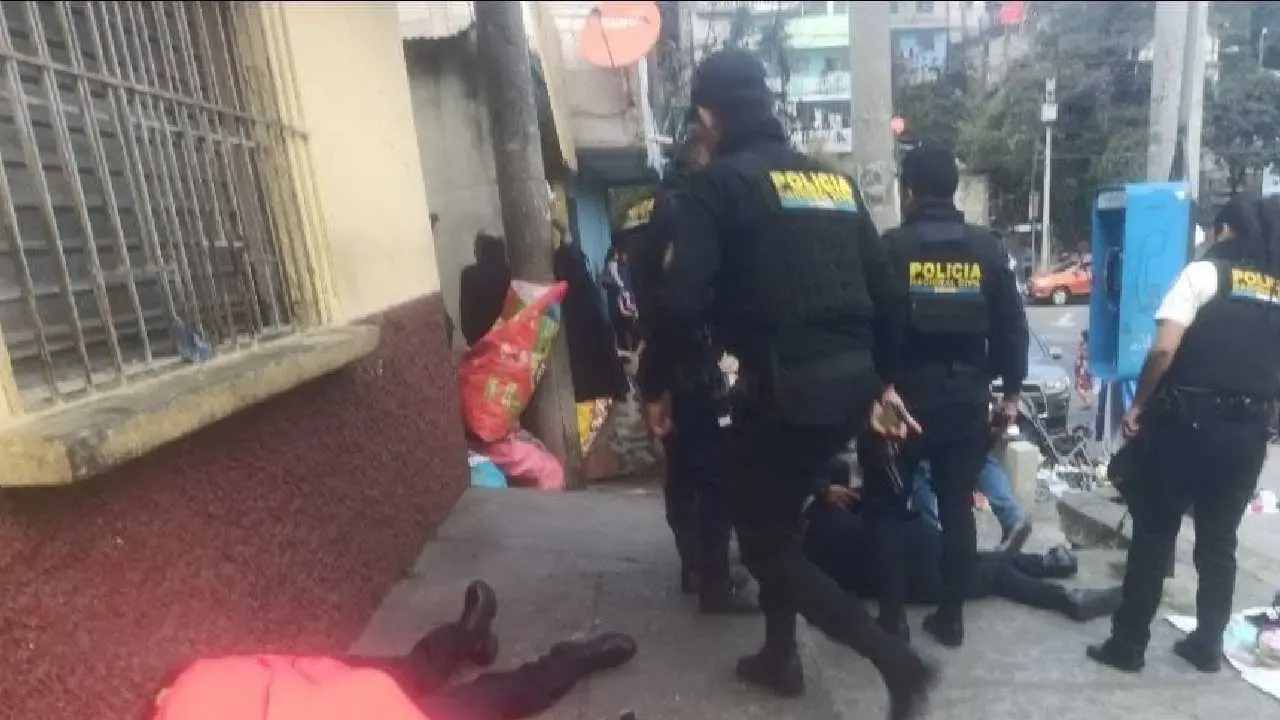 "Escena del ataque a policías en Guatemala, un domingo de violencia extrema."