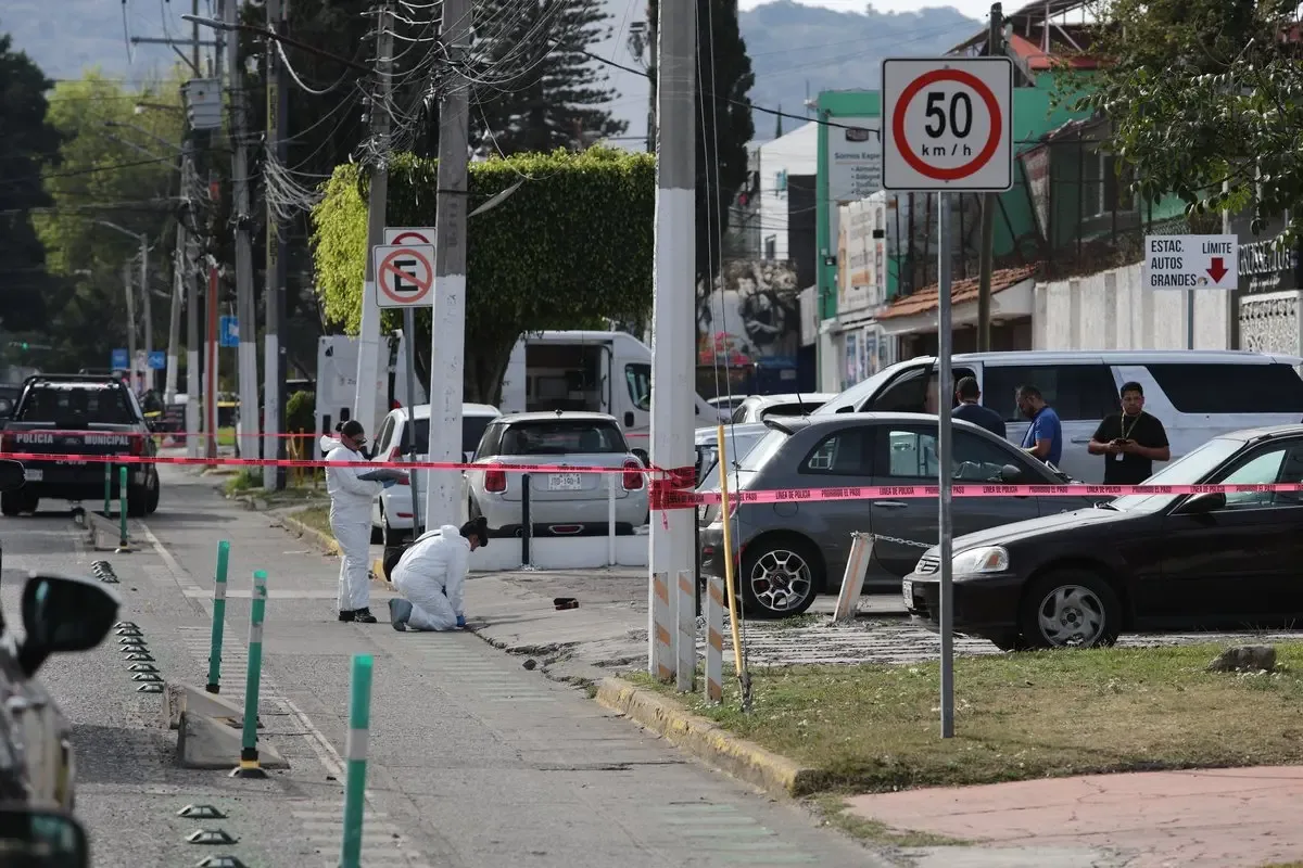 Escena del ataque armado contra un empresario en Zapopan, con vehículos de emergencia.