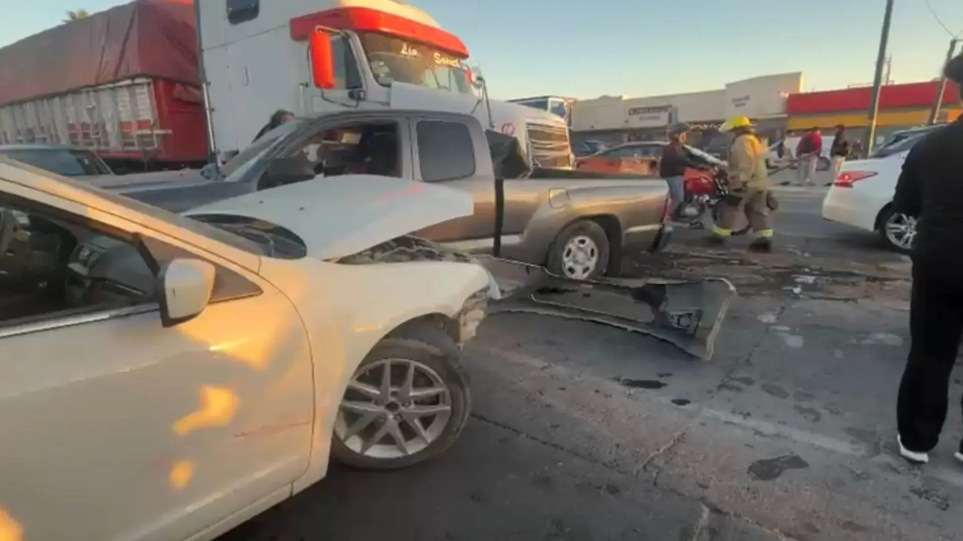 Escena del choque múltiple causado por un tráiler en Hermosillo.