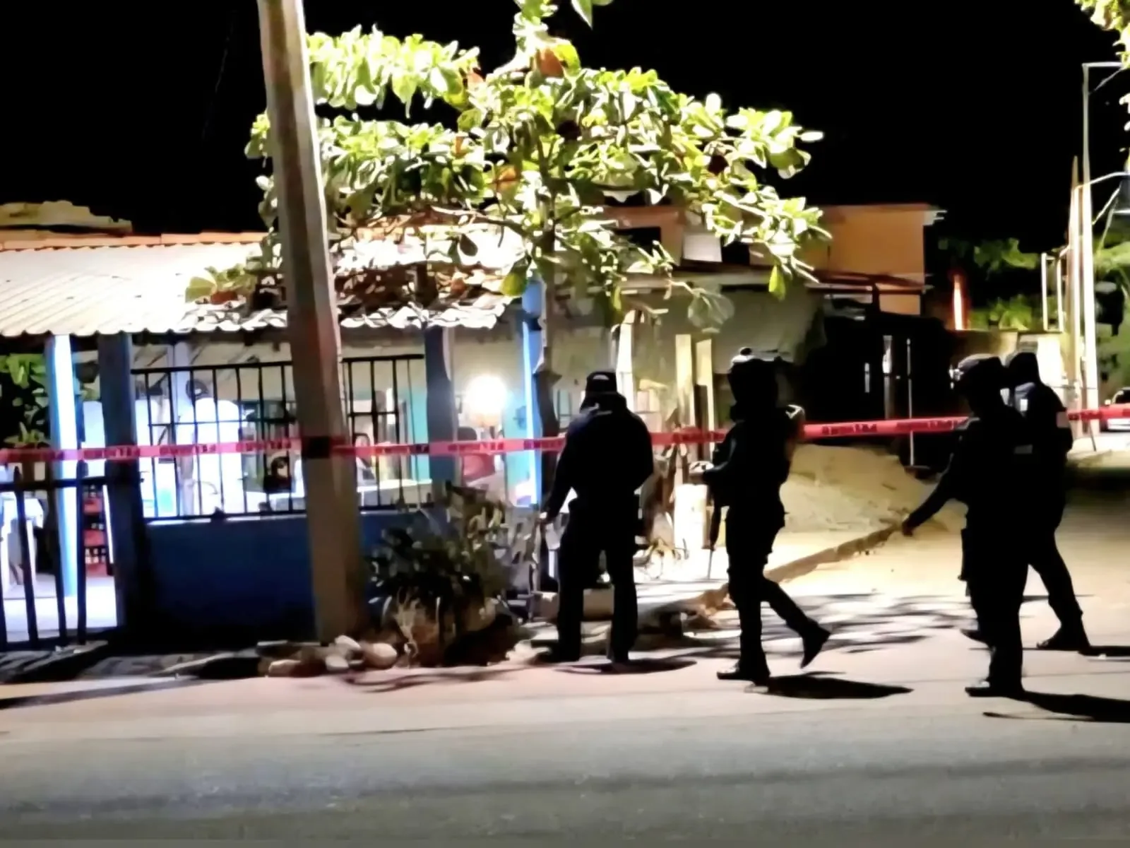 Escena del crimen en Acapulco tras el ataque armado a la pareja.