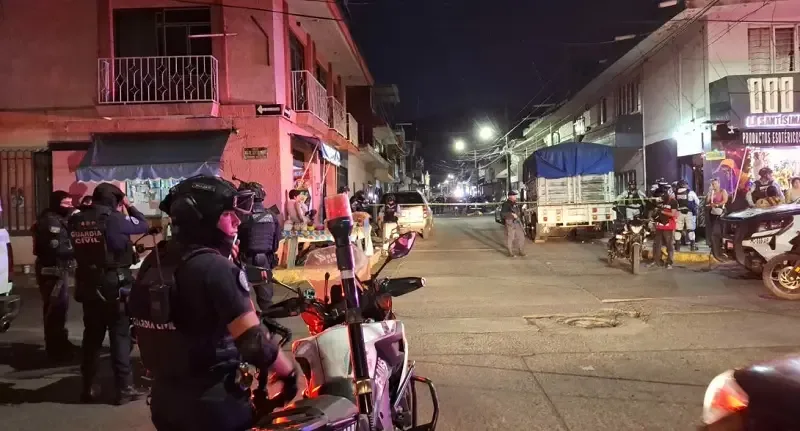 Escena del crimen en la colonia Bellavista, Uruapan, tras el asesinato de un joven.