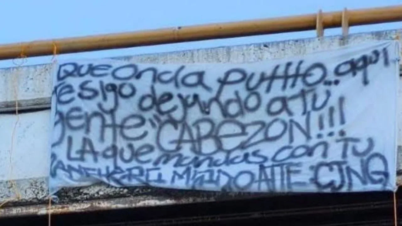 Escena del hallazgo de un cadáver y narcomanta en Tijuana.