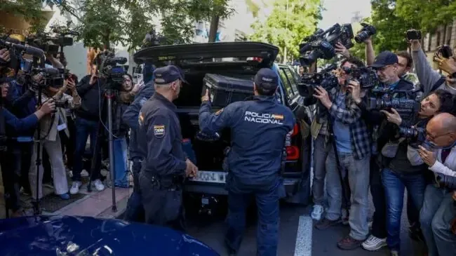 El conflicto entre comisionistas y lobistas revela operaciones de corrupción en el sector energético español.