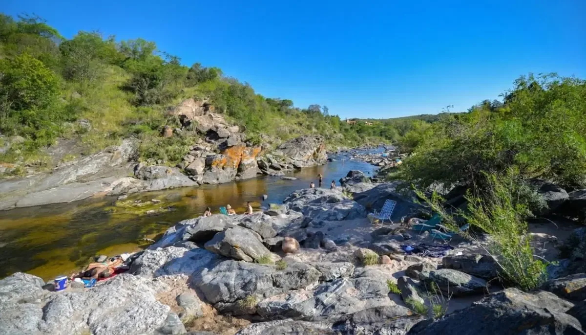 Escápate a este tranquilo pueblito cordobés y disfruta de la naturaleza y actividades al aire libre.