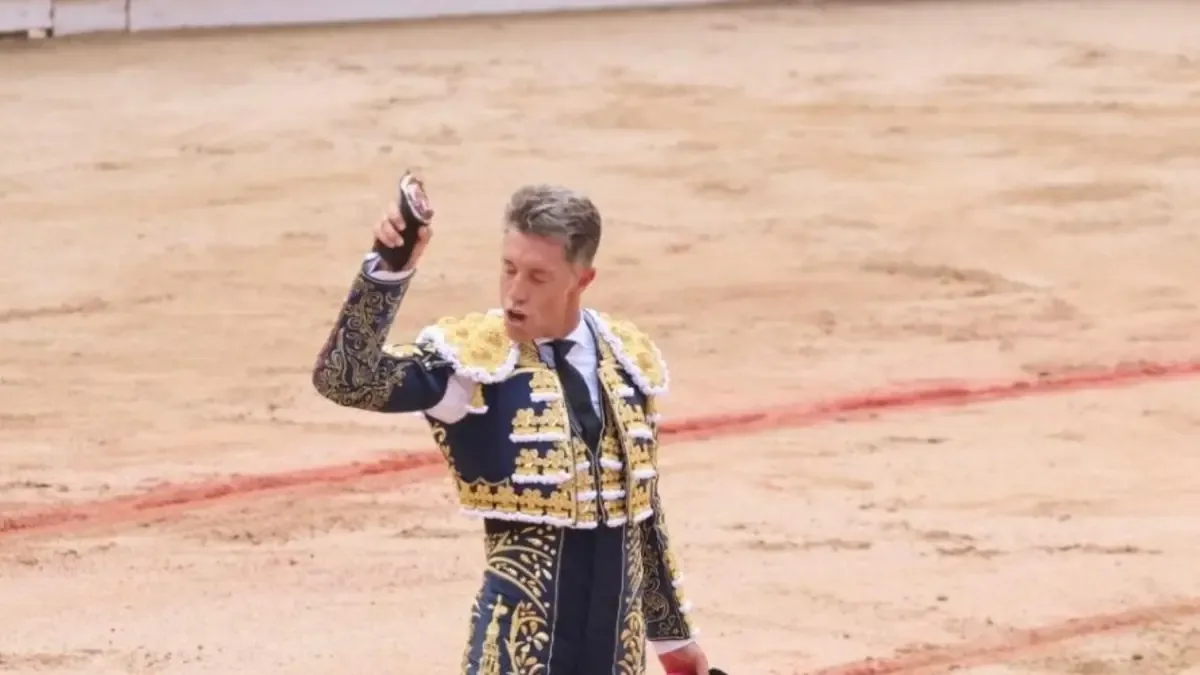 Las actuaciones de los toreros destacan en una tarde llena de emoción.