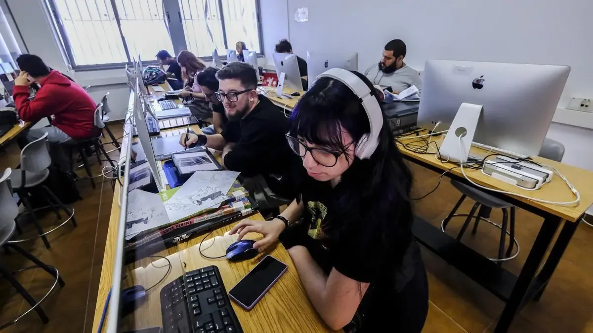 La institución enfrenta un descenso de alumnos, pero amplía su enfoque hacia el mercado laboral.