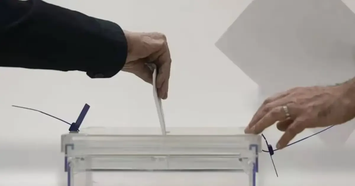 La decisión de adelantar las elecciones se da ante la crisis habitacional que afecta a numerosos ciudadanos.