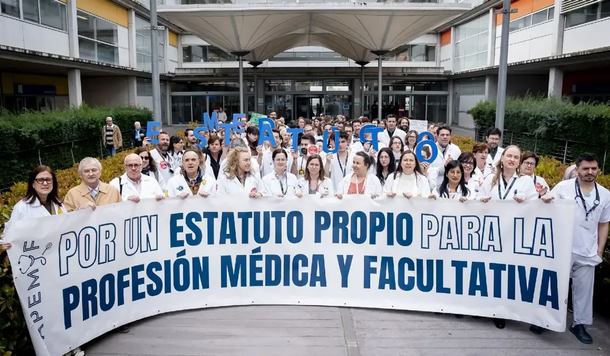 Médicos continúan presionando por mejores condiciones laborales, mientras las negociaciones con el Ministerio de Sanidad están estancadas.