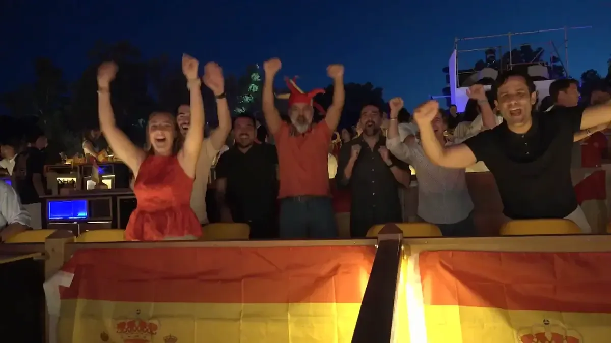 La afición española se une en fiestas tras la victoria que clasifica a su selección a la final del torneo.