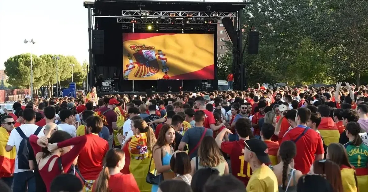 Este viernes, Los Barrios combina fútbol, gastronomía y música en un evento familiar único.