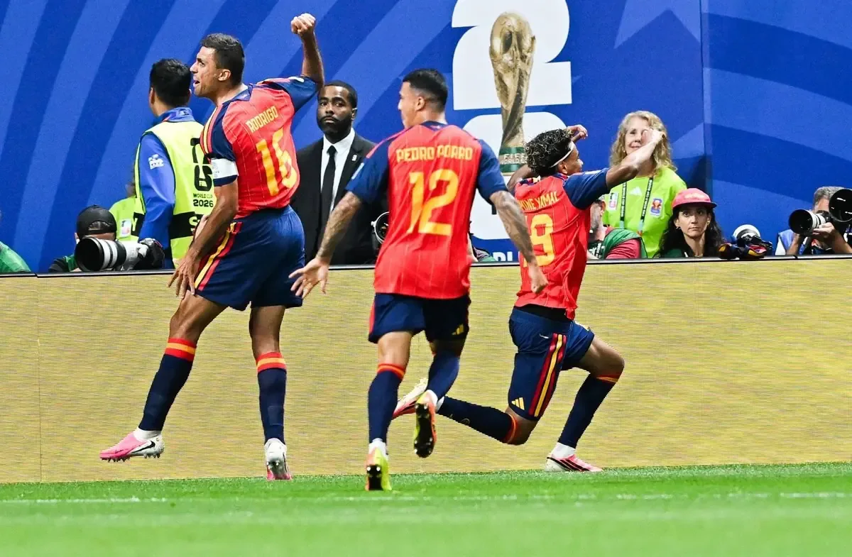 La selección española busca asegurar el primer lugar de su grupo ante una Uruguay en crisis.