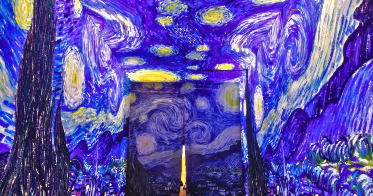 Esta exposición inmersiva ofrece un recorrido por la vida del artista a través de 15 salas temáticas.