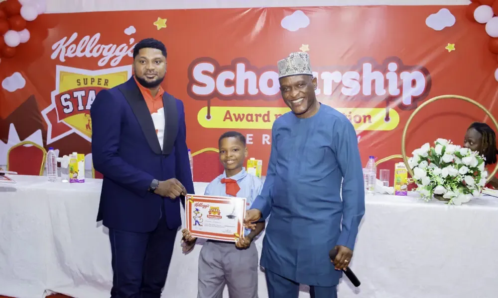 Esta iniciativa transforma la educación de niños en Nigeria mediante apoyo económico.