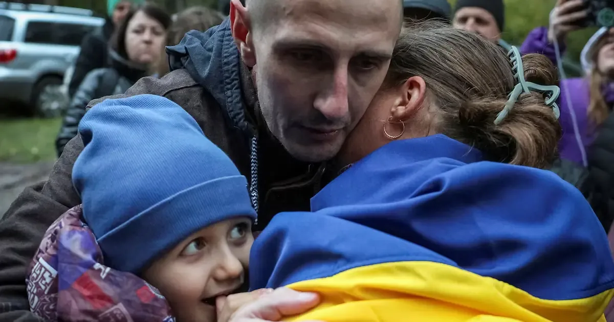 Esta repatriación brinda esperanza a las familias, mientras continúan los ataques en el conflicto.