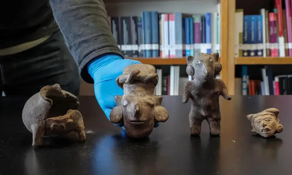 Esta repatriación incluye piezas arqueológicas de diversas épocas y un libro histórico.