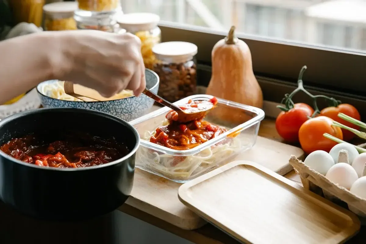 Esta técnica permite planificar y preparar comidas, ahorrando tiempo y evitando alimentos poco saludables.