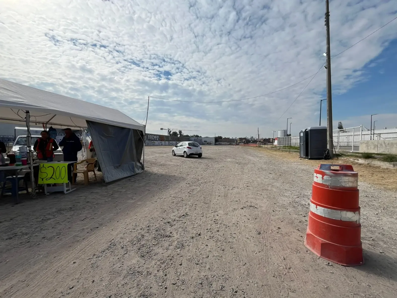 Estacionamiento seguro durante la Feria de León que vigila los vehículos de los visitantes.