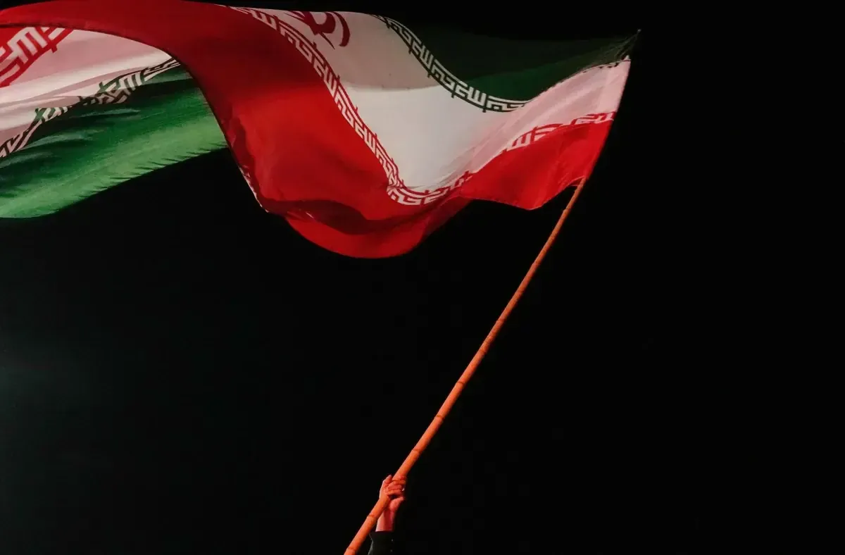 La conexión entre ICE y autoridades iraníes suscita preocupaciones sobre derechos de inmigrantes y requisições de asilo.
