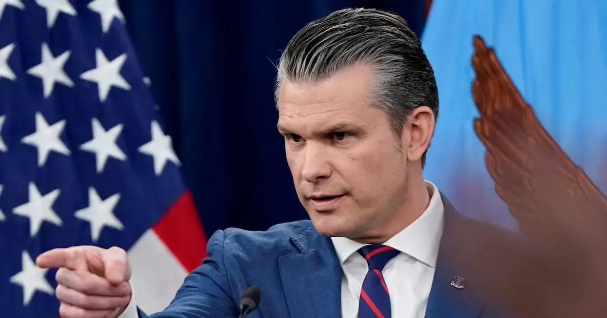 Pete Hegseth compara la llegada de migrantes a una invasión en Normandía.