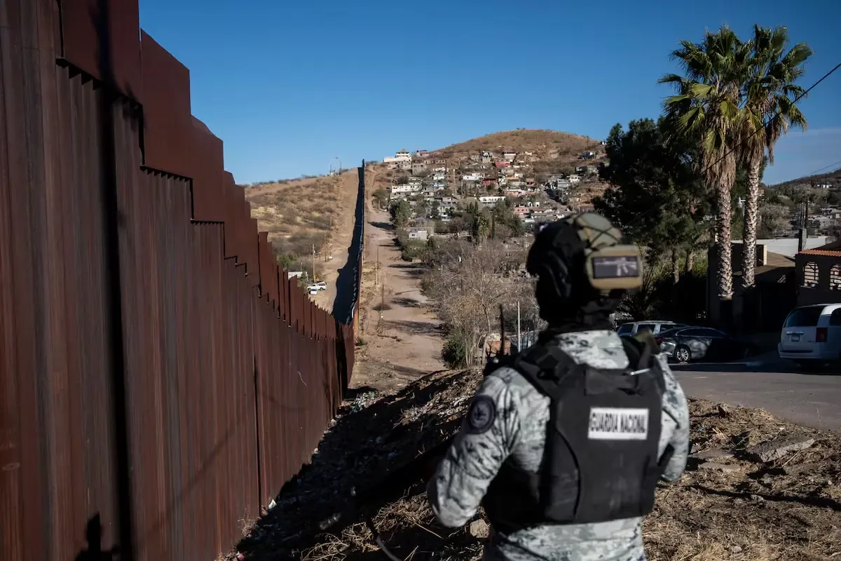 Las autoridades estadounidenses limitan movimientos en Nogales tras alerta de amenaza no especificada.