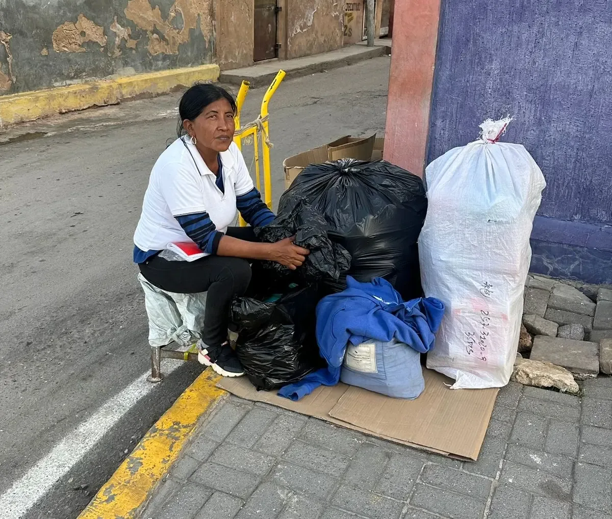 Estas mujeres trabajan incansablemente para sostener a sus familias, demostrando valentía y resiliencia en tiempos difíciles.