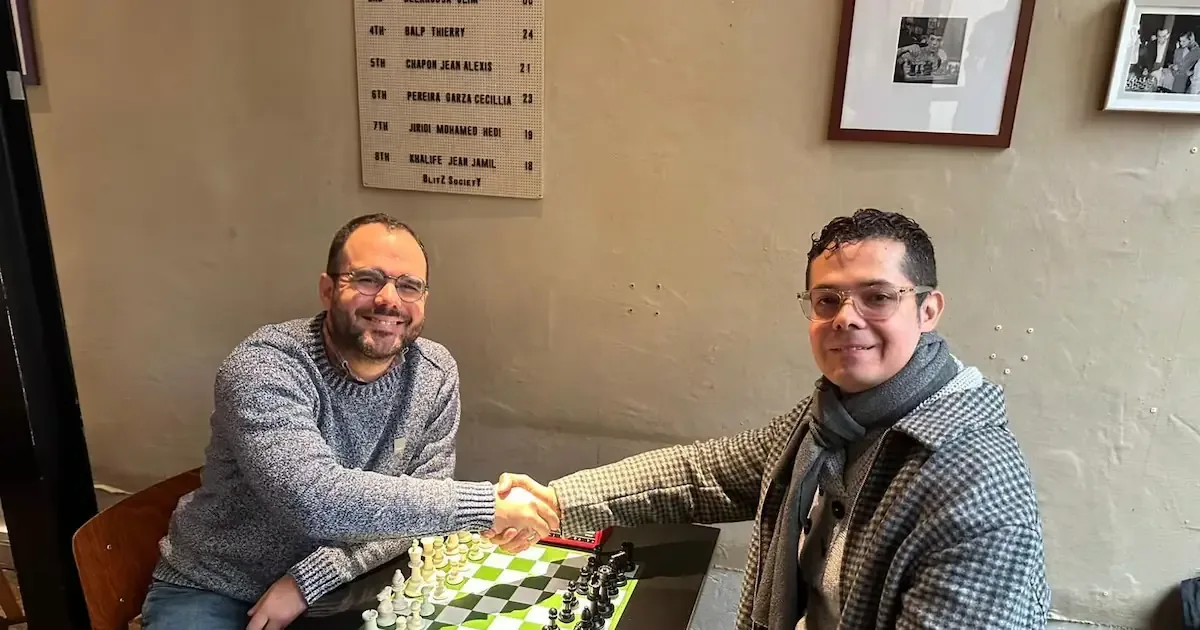 Este bar parisino une a aficionados del ajedrez en un ambiente único.