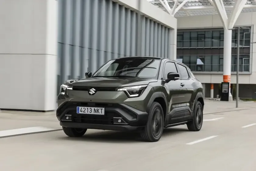 Este coche eléctrico ofrece un diseño vanguardista y características innovadoras, ideal para el uso urbano.