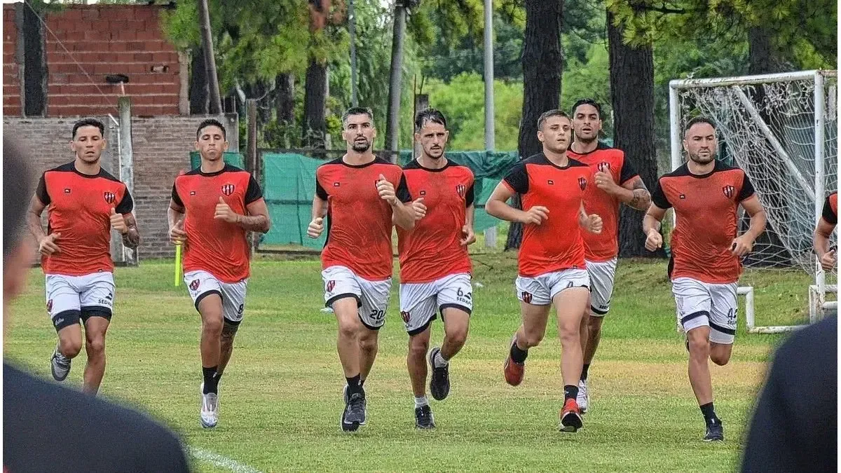 Este domingo, el equipo enfrenta a San Martín de Tucumán en un duelo clave por el ascenso a la Liga Profesional.