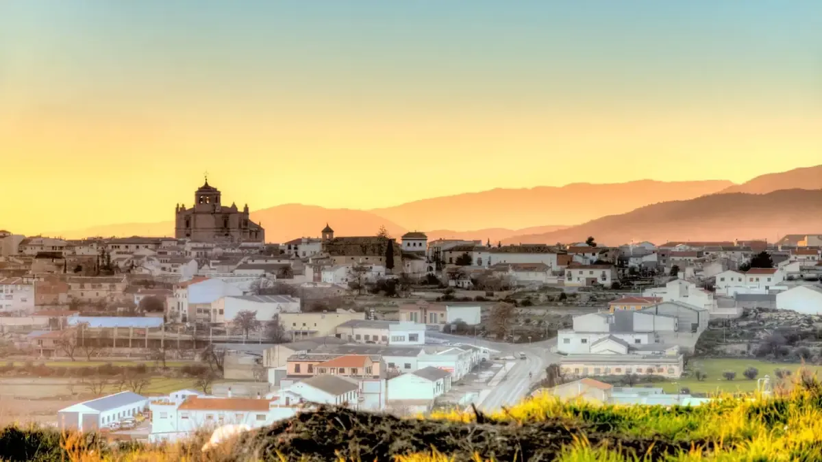 Este encantador pueblo ofrece historia, cultura y belleza natural en medio de la Sierra de La Sagra.