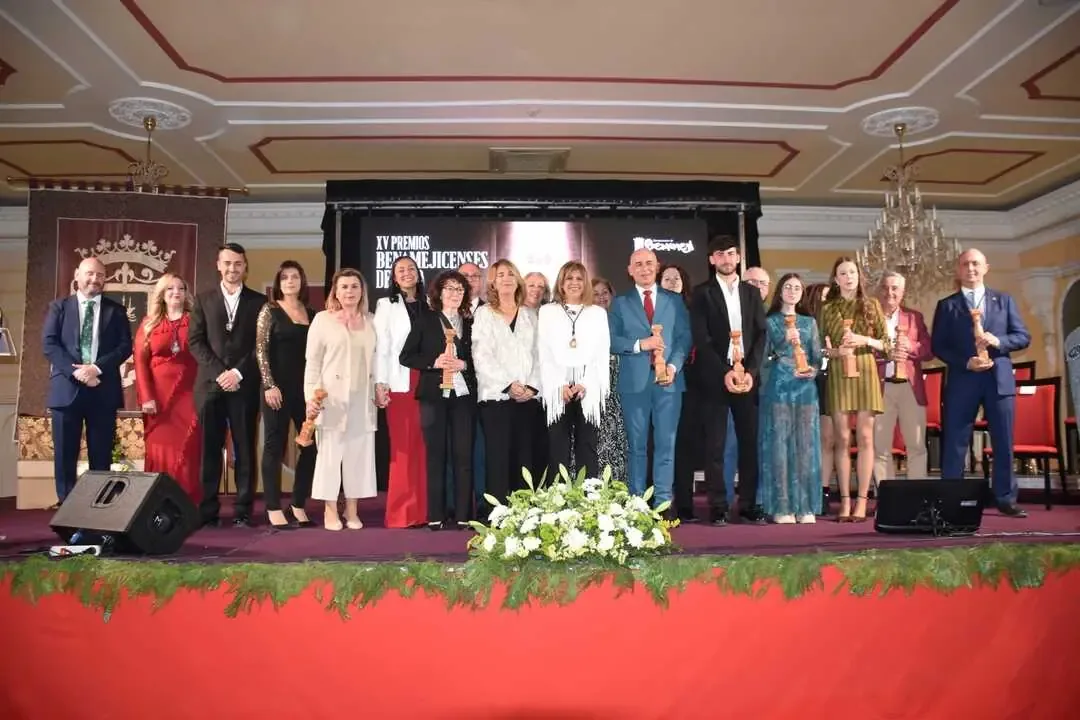 Este evento destaca los logros y el compromiso de la comunidad benamejicense.