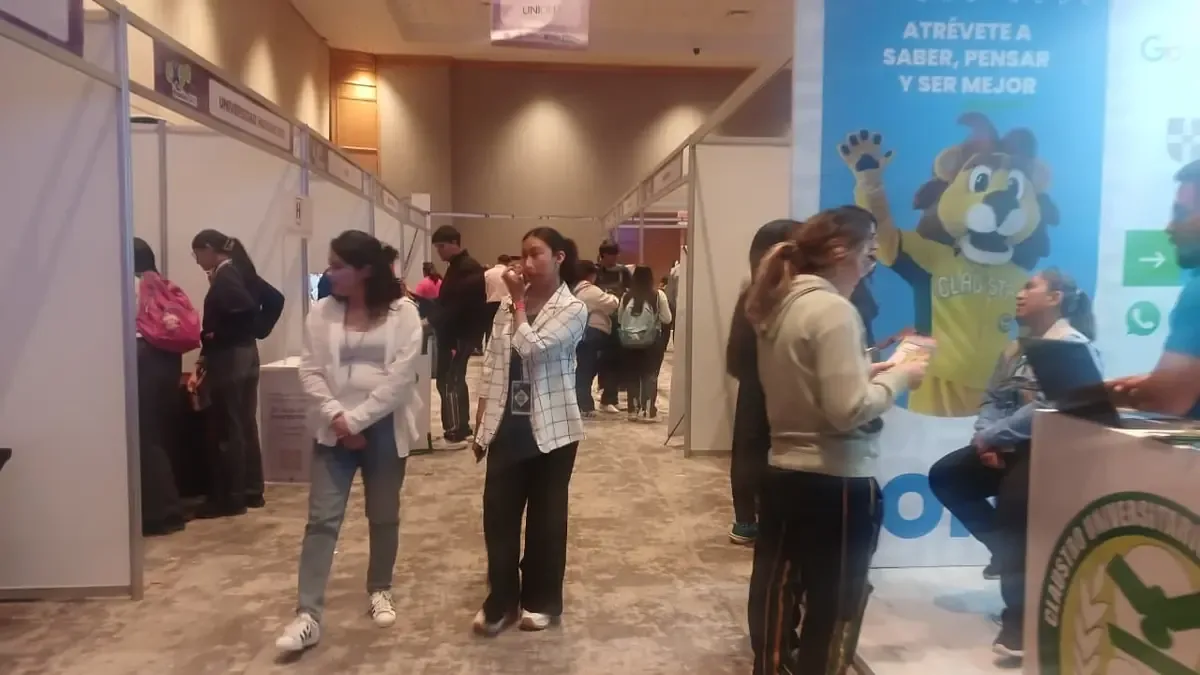Este evento ofrece orientación profesional a estudiantes a través de universidades y conferencias motivacionales.