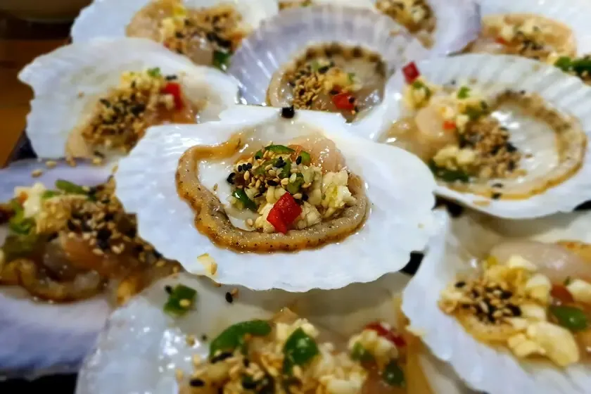 Este evento ofrece una experiencia gastronómica única con mariscos y vinos de Baja California.