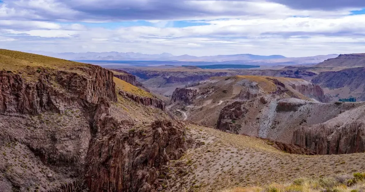 Este fin de semana largo, descubre el majestuoso paisaje y la cultura del Alto Neuquén.