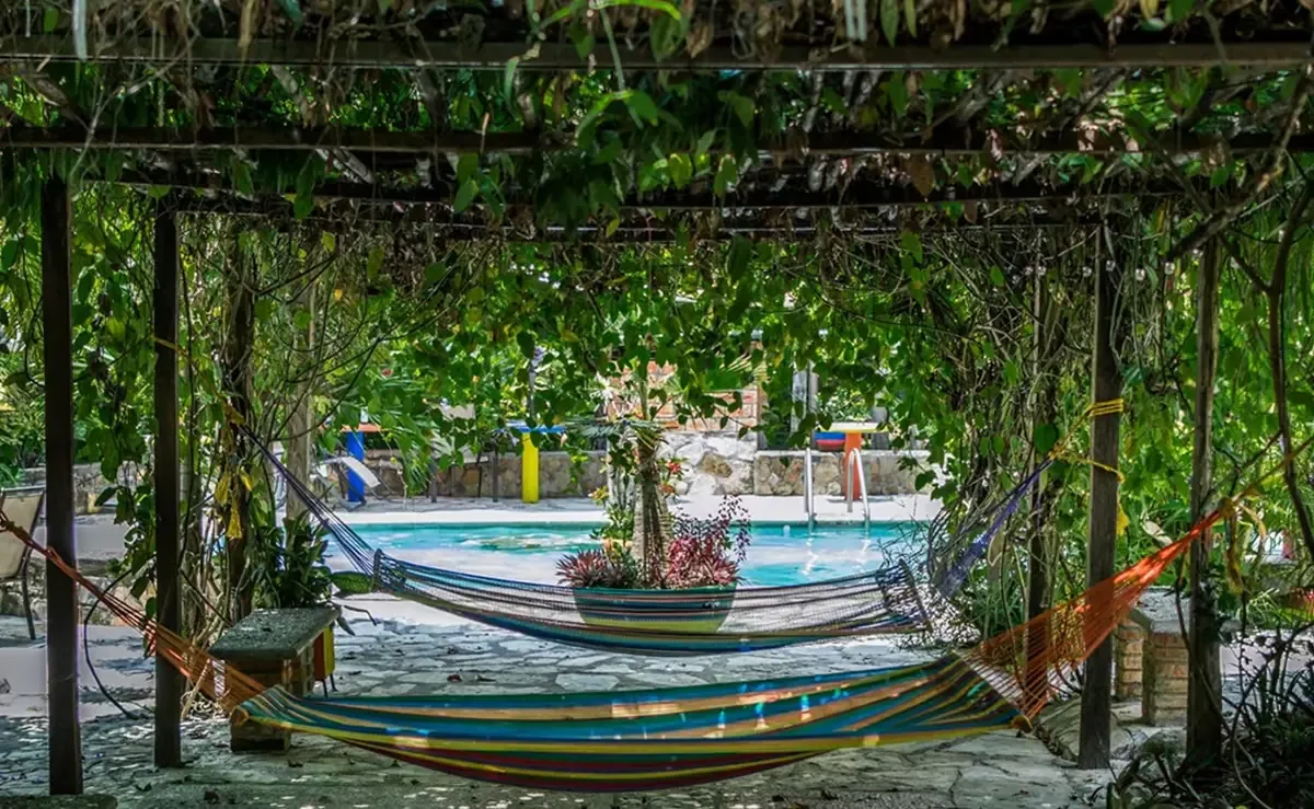 Este hotel ofrece una experiencia única rodeada de naturaleza en la selva, perfecta para relajarse.