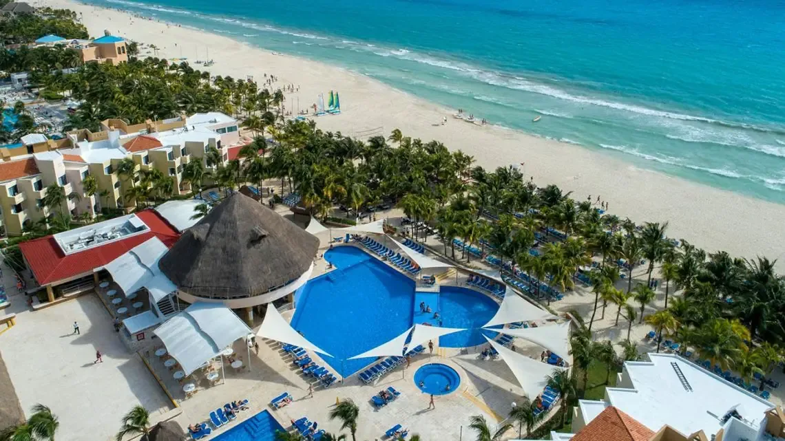 Este hotel ofrece una experiencia todo incluido, con acceso directo a la playa y diversas actividades para disfrutar en familia.