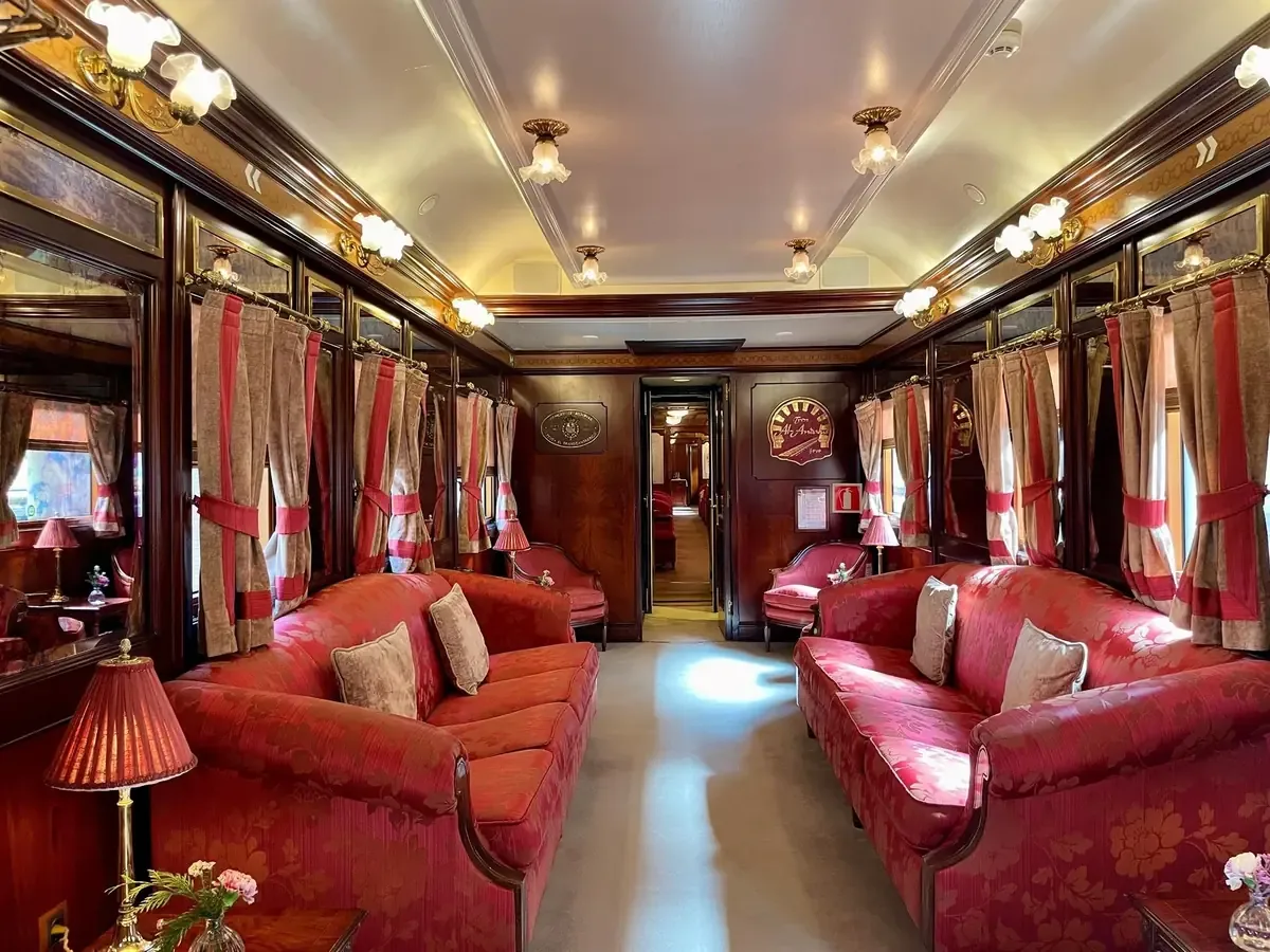 Este icónico tren turístico conecta Madrid y Sevilla, ofreciendo una experiencia única de viaje.
