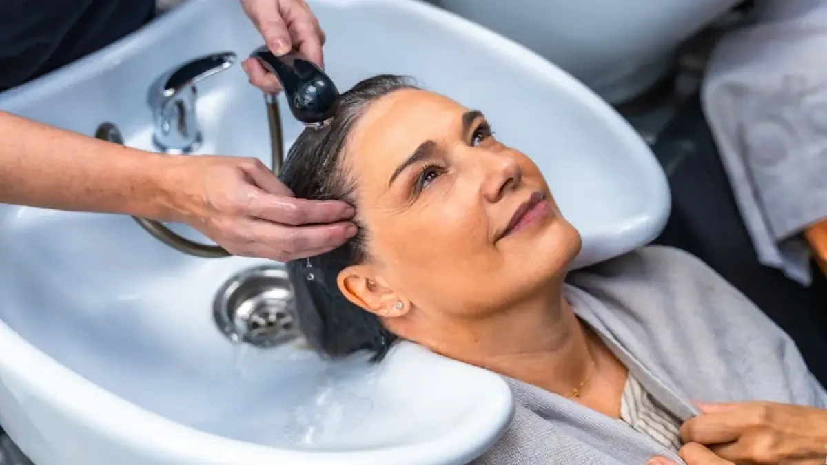 Este innovador producto ofrece una alternativa gradual y natural para disimular las canas en el cabello.