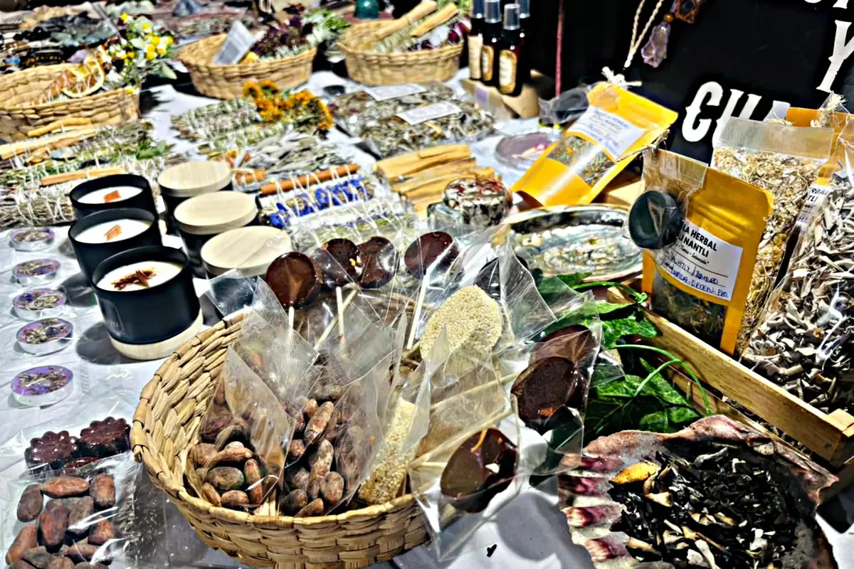 Este mercado se desarrolla cada sábado, promoviendo productos ecológicos y la economía local.